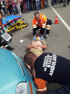 Elevii orădeni, învăţaţi de Ambulanţă şi Poliţie cum să salveze vieţi (FOTO/VIDEO)